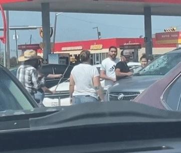 Bỏ quên con nhỏ trong xe ô tô dưới trời nắng kinh hoàng, người cha tuyệt vọng đập vỡ kính giải cứu-1