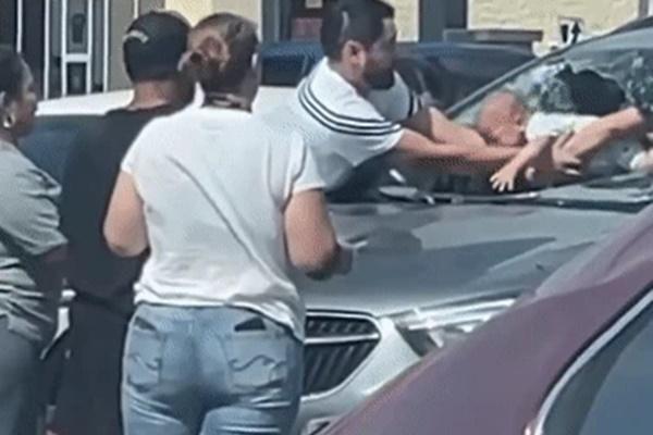 Bỏ quên con nhỏ trong xe ô tô dưới trời nắng kinh hoàng, người cha tuyệt vọng đập vỡ kính giải cứu-2