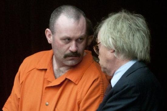 Mẩu găng tay dính máu tố cáo tội ác của viên cảnh sát giết nhân tình