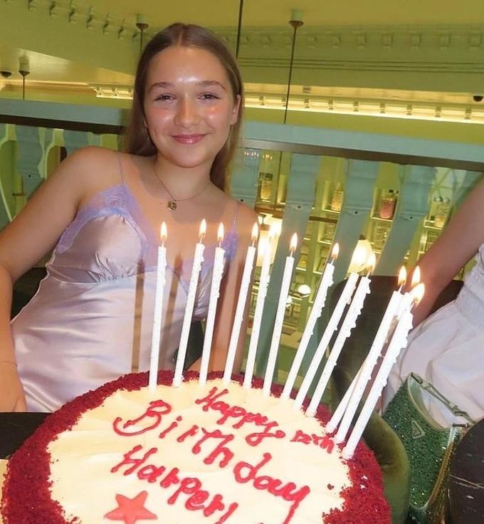 Harper Beckham gây tranh cãi vì mặc váy xẻ sâu không hợp tuổi 12-2