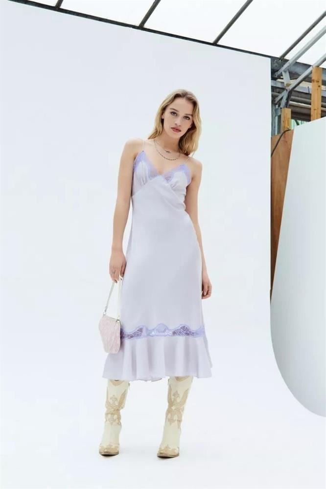 Harper Beckham gây tranh cãi vì mặc váy xẻ sâu không hợp tuổi 12-3