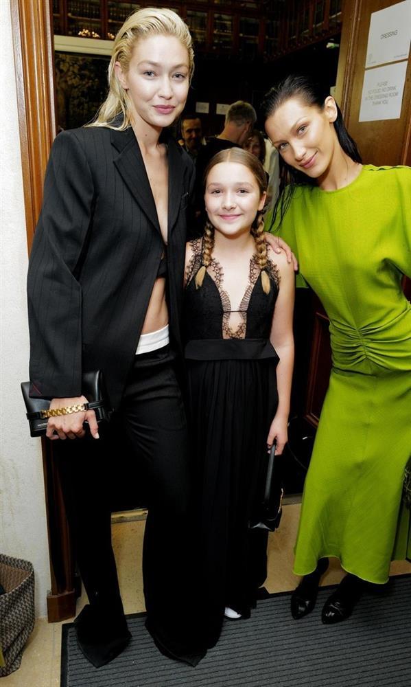 Harper Beckham gây tranh cãi vì mặc váy xẻ sâu không hợp tuổi 12-4