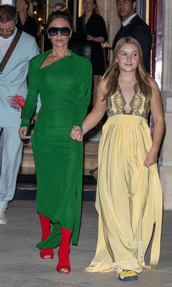 Harper Beckham gây tranh cãi vì mặc váy xẻ sâu không hợp tuổi 12-5