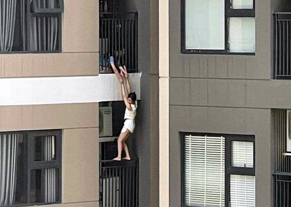 Rơi từ tầng 5 chung cư ở Hà Nội xuống đất, cô gái thoát chết-1