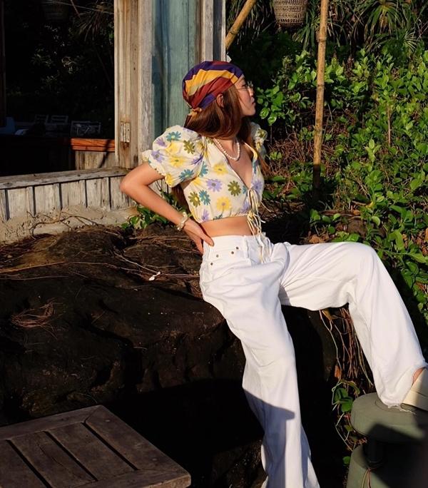 Thời trang du lịch trẻ trung và ăn ảnh của Yến Trang-7