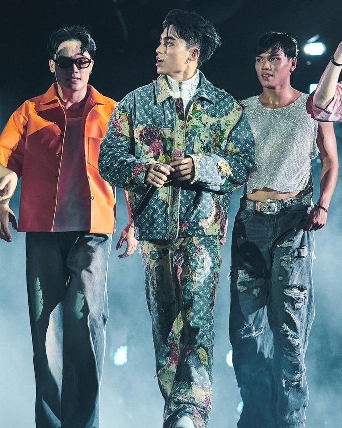 Phong cách diện đồ xuyên thấu, bó sát cơ thể của MONO-2