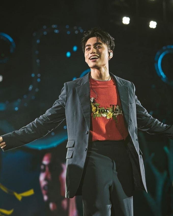 Phong cách diện đồ xuyên thấu, bó sát cơ thể của MONO-3