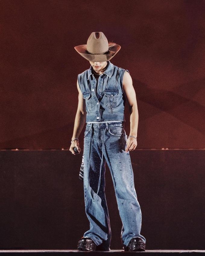 Phong cách diện đồ xuyên thấu, bó sát cơ thể của MONO-5