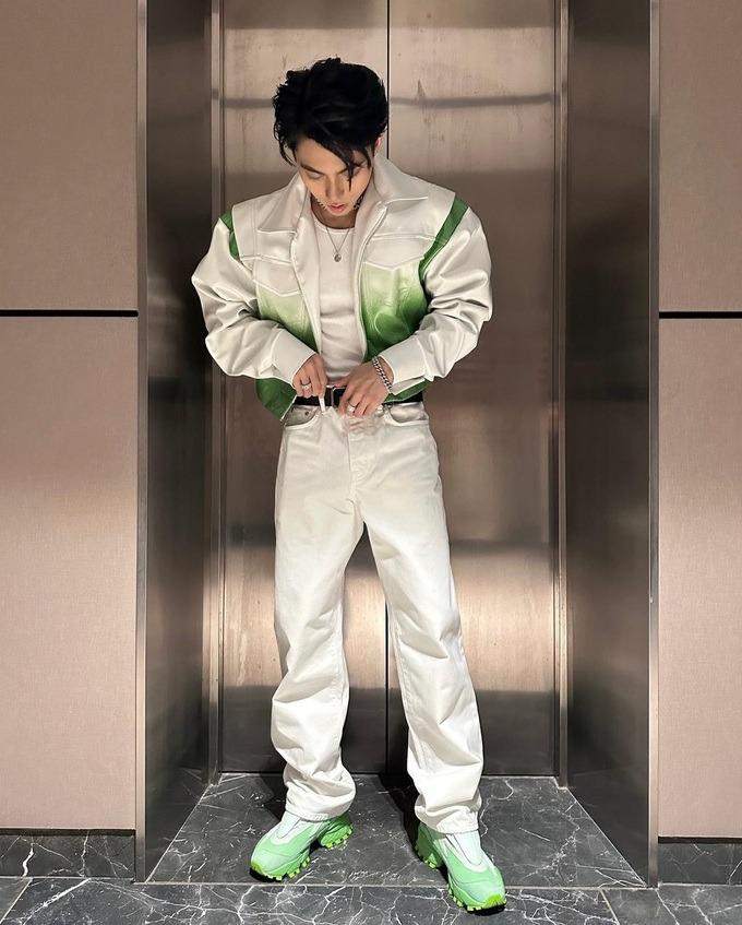 Phong cách diện đồ xuyên thấu, bó sát cơ thể của MONO-6