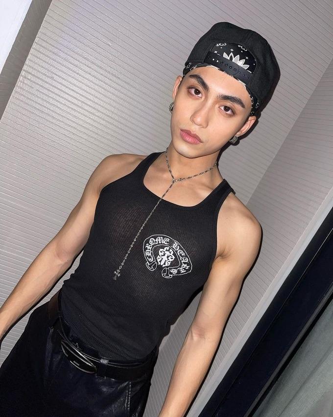 Phong cách diện đồ xuyên thấu, bó sát cơ thể của MONO-7