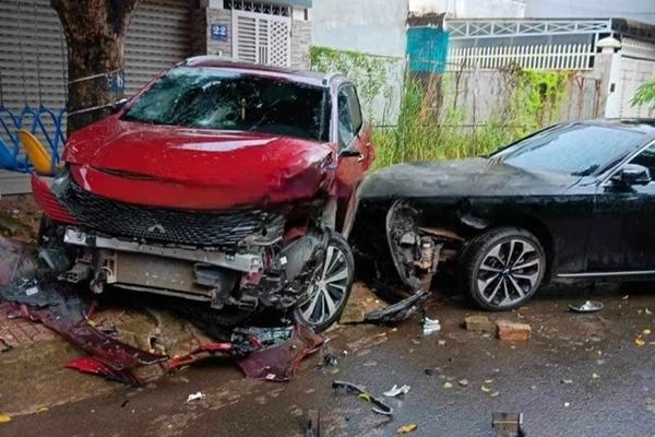 Người đàn ông lái chiếc VinFast cố tình tông liên tục phá nát xe Peugeot-1