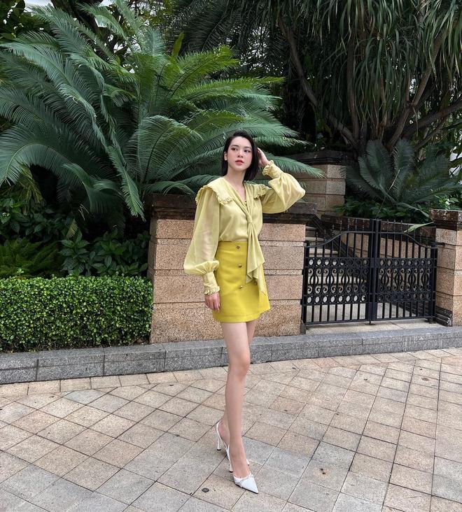 Quỳnh Lương lăng xê 7 kiểu áo khi diện cùng chân váy ngắn-4