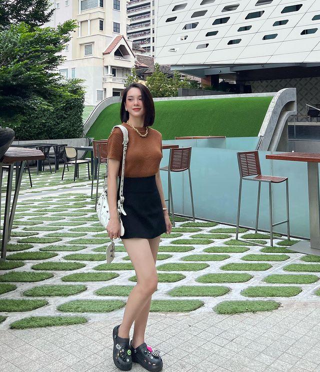 Quỳnh Lương lăng xê 7 kiểu áo khi diện cùng chân váy ngắn-6