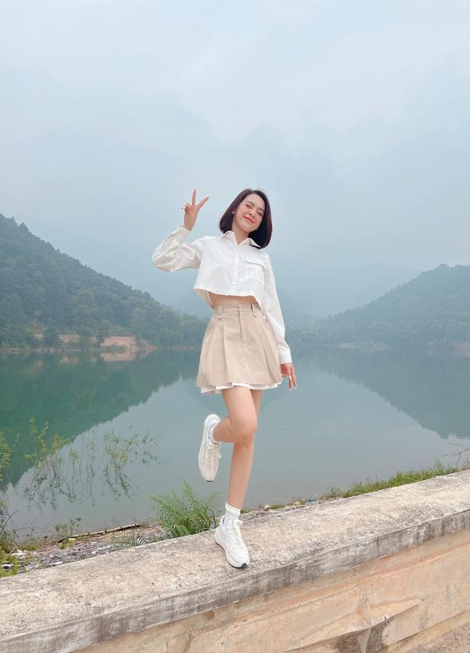 Quỳnh Lương lăng xê 7 kiểu áo khi diện cùng chân váy ngắn-7