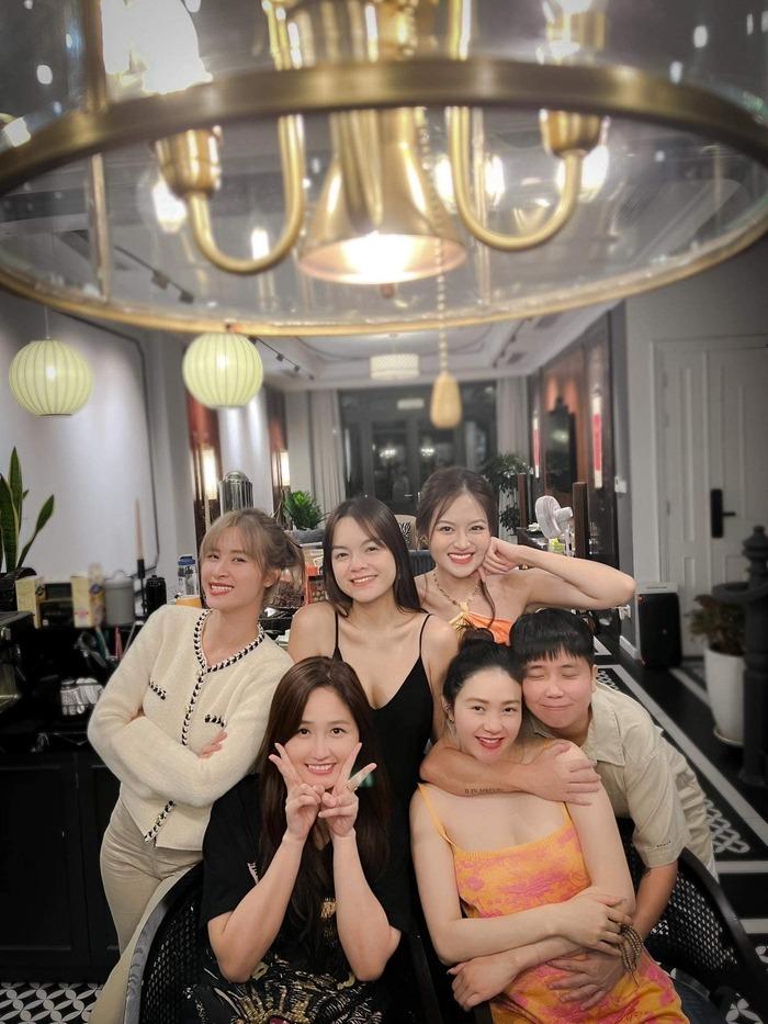 Minh Hằng tươi tắn bên hội bạn thân chuẩn bị ngày lâm bồn-1