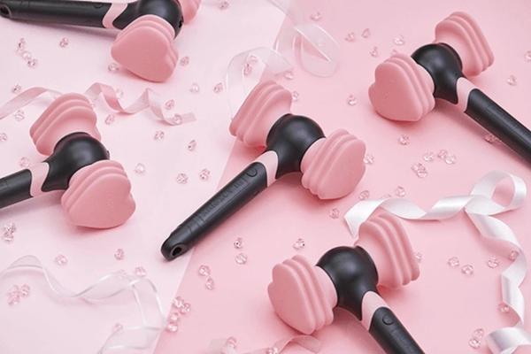 Hàng trăm người đội nắng xếp hàng đổi vòng xem show BlackPink-14