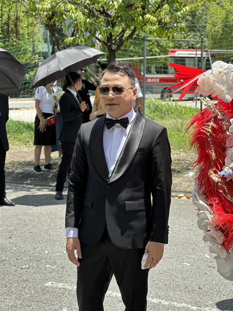 Shark Bình tình tứ hôn Phương Oanh trước cửa nhà trong lễ ăn hỏi-2