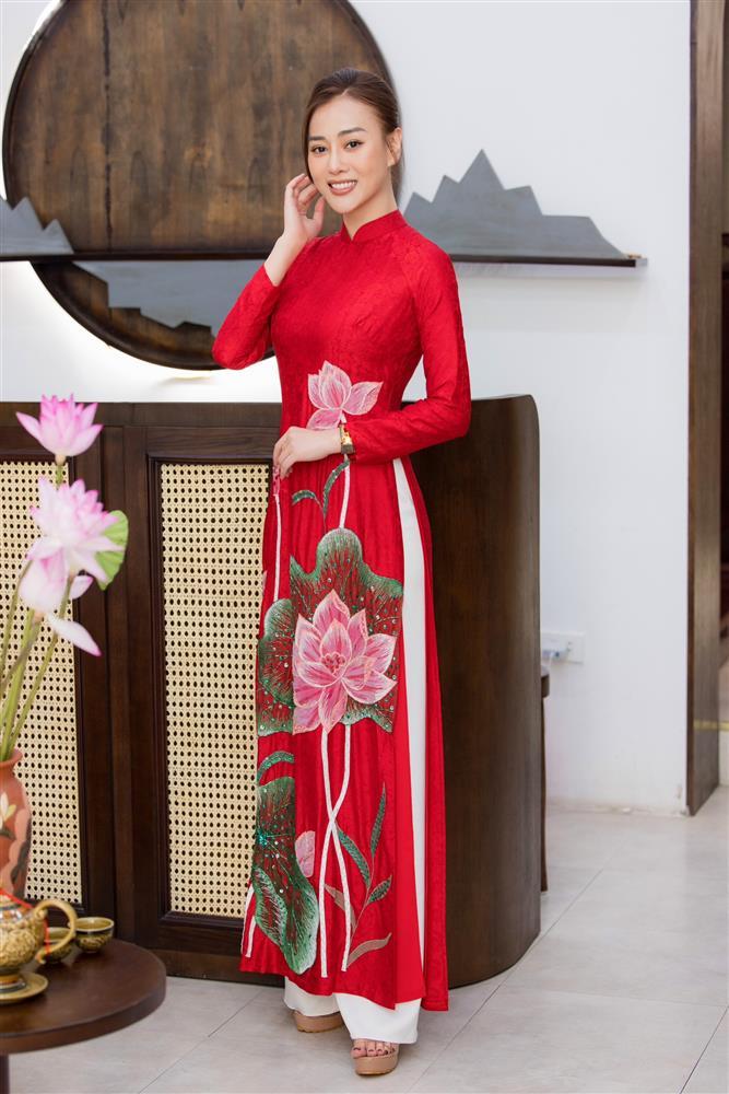 Shark Bình tình tứ hôn Phương Oanh trước cửa nhà trong lễ ăn hỏi-3