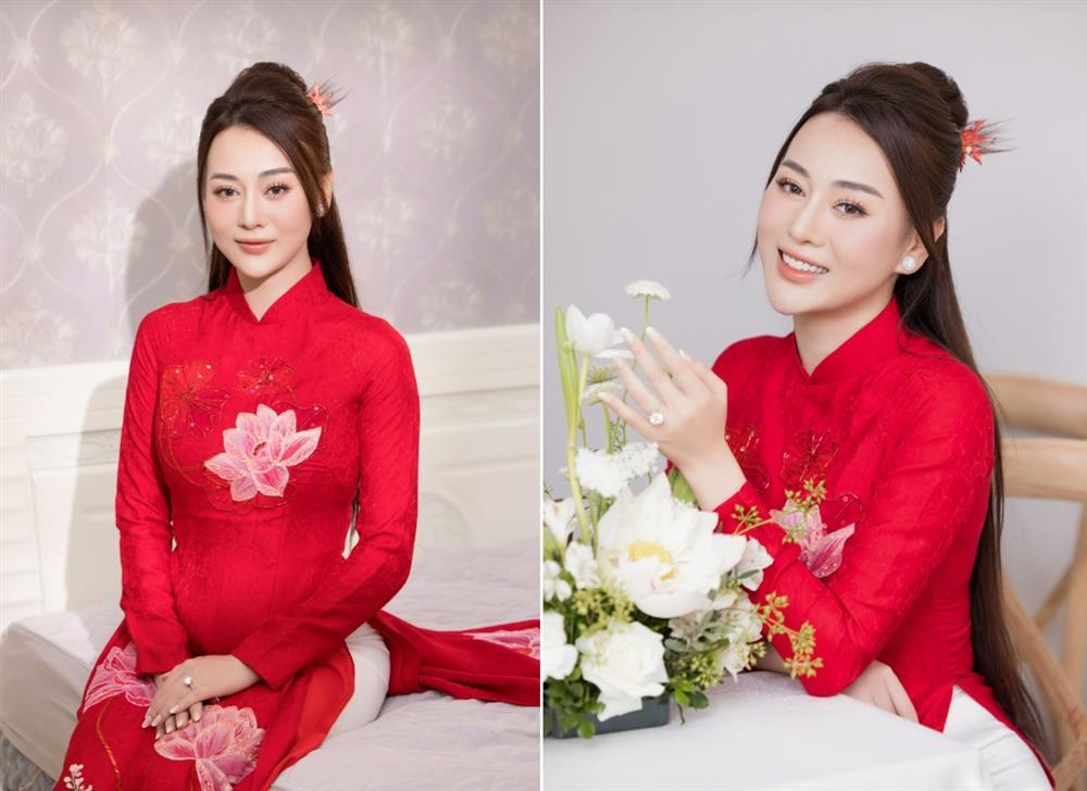 Shark Bình tình tứ hôn Phương Oanh trước cửa nhà trong lễ ăn hỏi-4