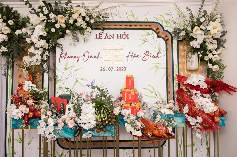 Shark Bình tình tứ hôn Phương Oanh trước cửa nhà trong lễ ăn hỏi-9