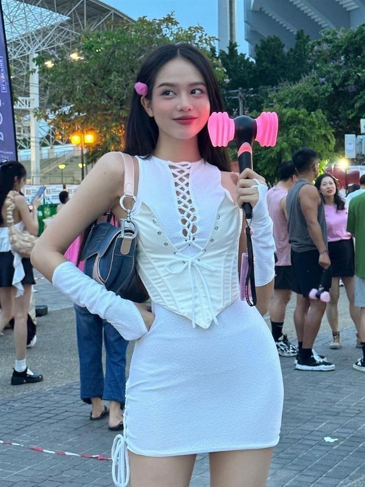 Thời trang đi ‘đu’ BlackPink: Thùy Tiên - Phương Nga chuẩn hồng đen, vợ chồng Diệu Nhi - Anh Tú lạc quẻ-2