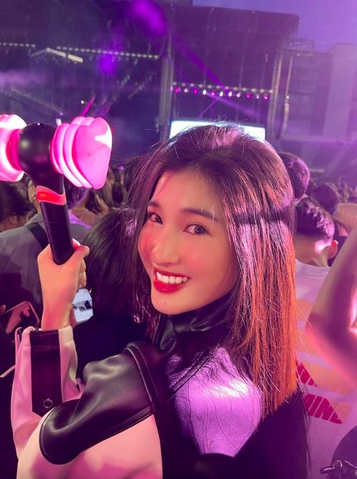 Thời trang đi ‘đu’ BlackPink: Thùy Tiên - Phương Nga chuẩn hồng đen, vợ chồng Diệu Nhi - Anh Tú lạc quẻ-6