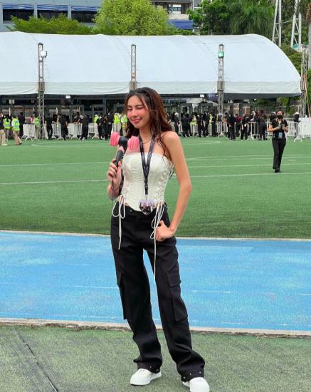 Thời trang đi ‘đu’ BlackPink: Thùy Tiên - Phương Nga chuẩn hồng đen, vợ chồng Diệu Nhi - Anh Tú lạc quẻ-7