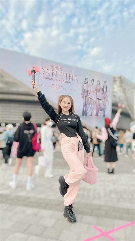 Thời trang đi ‘đu’ BlackPink: Thùy Tiên - Phương Nga chuẩn hồng đen, vợ chồng Diệu Nhi - Anh Tú lạc quẻ-8