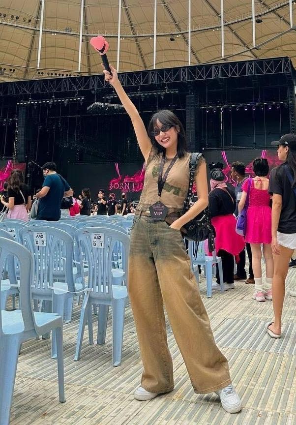 Thời trang đi ‘đu’ BlackPink: Thùy Tiên - Phương Nga chuẩn hồng đen, vợ chồng Diệu Nhi - Anh Tú lạc quẻ-10