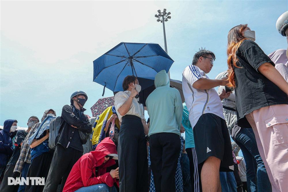 Hàng trăm người đội nắng xếp hàng đổi vòng xem show BlackPink-1