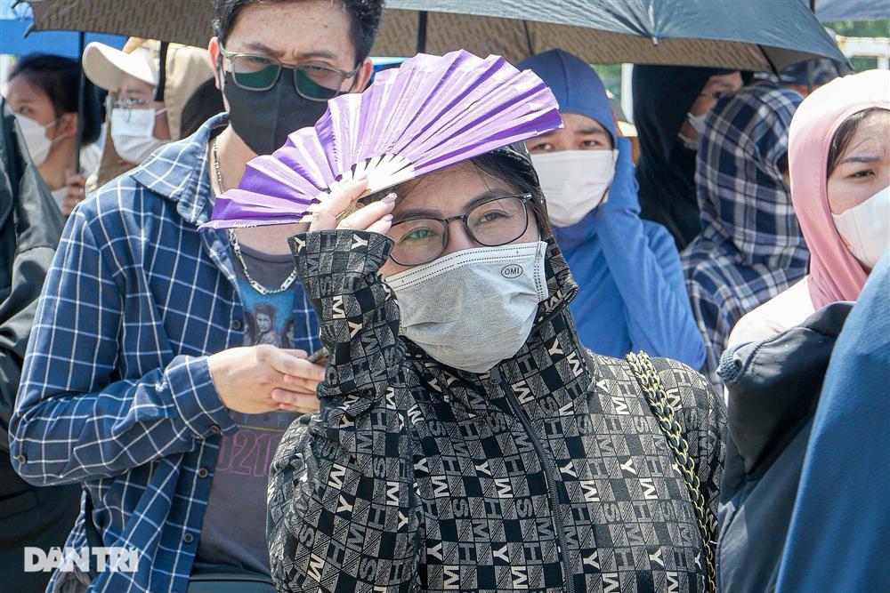 Hàng trăm người đội nắng xếp hàng đổi vòng xem show BlackPink-3