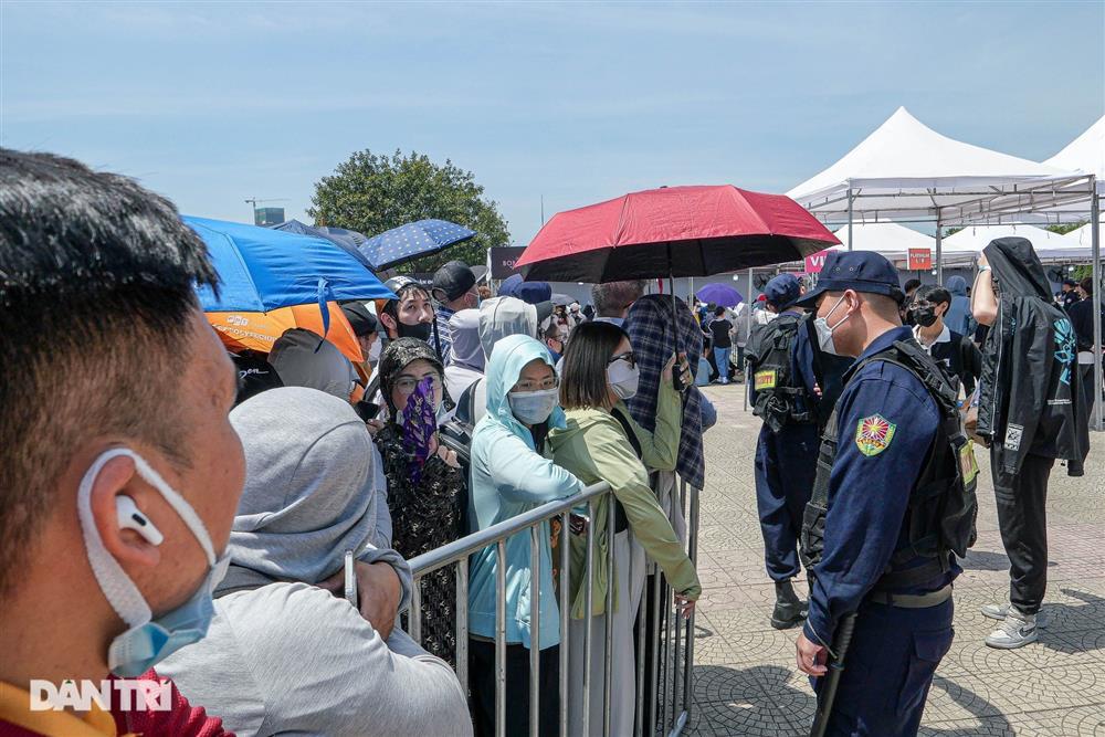 Hàng trăm người đội nắng xếp hàng đổi vòng xem show BlackPink-5