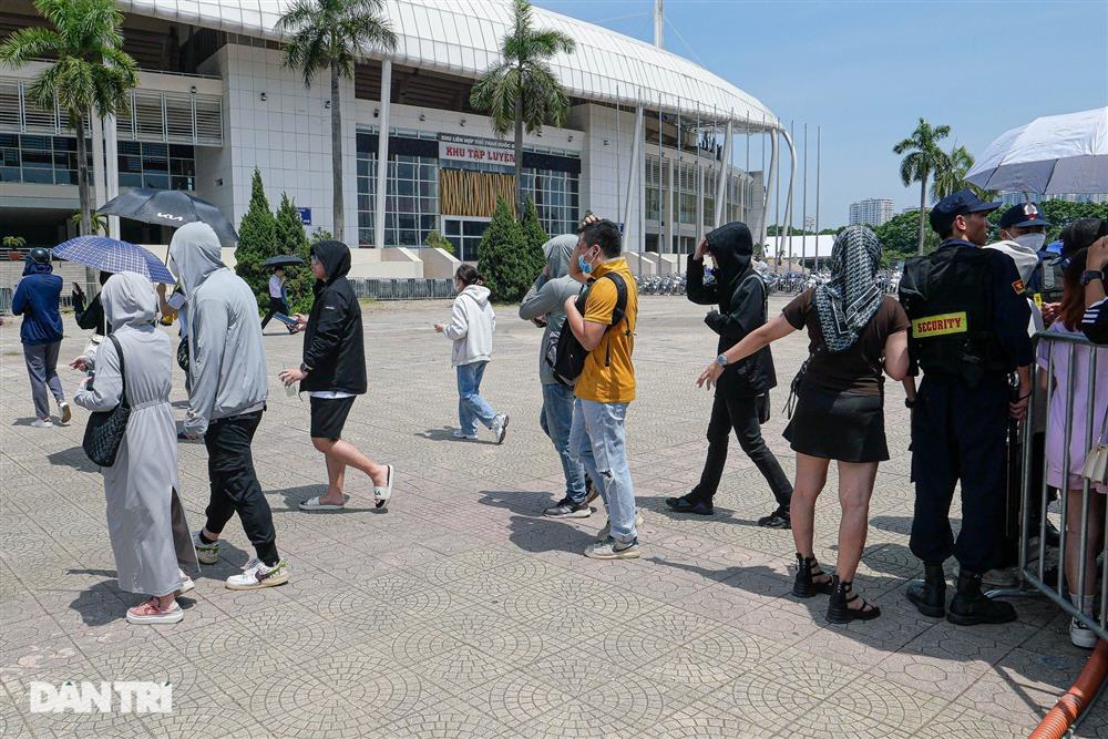 Hàng trăm người đội nắng xếp hàng đổi vòng xem show BlackPink-6