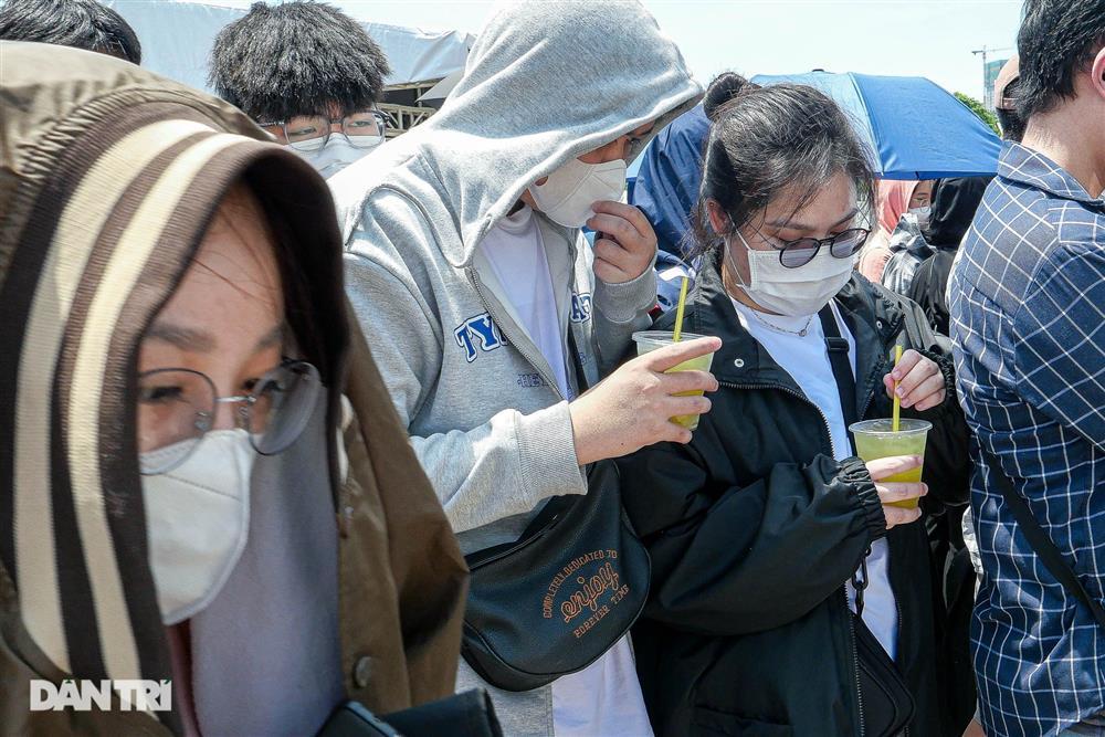 Hàng trăm người đội nắng xếp hàng đổi vòng xem show BlackPink-10