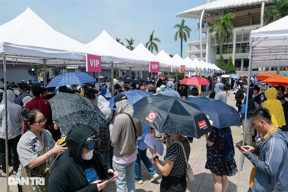 Hàng trăm người đội nắng xếp hàng đổi vòng xem show BlackPink-7