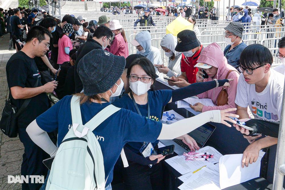 Hàng trăm người đội nắng xếp hàng đổi vòng xem show BlackPink-8