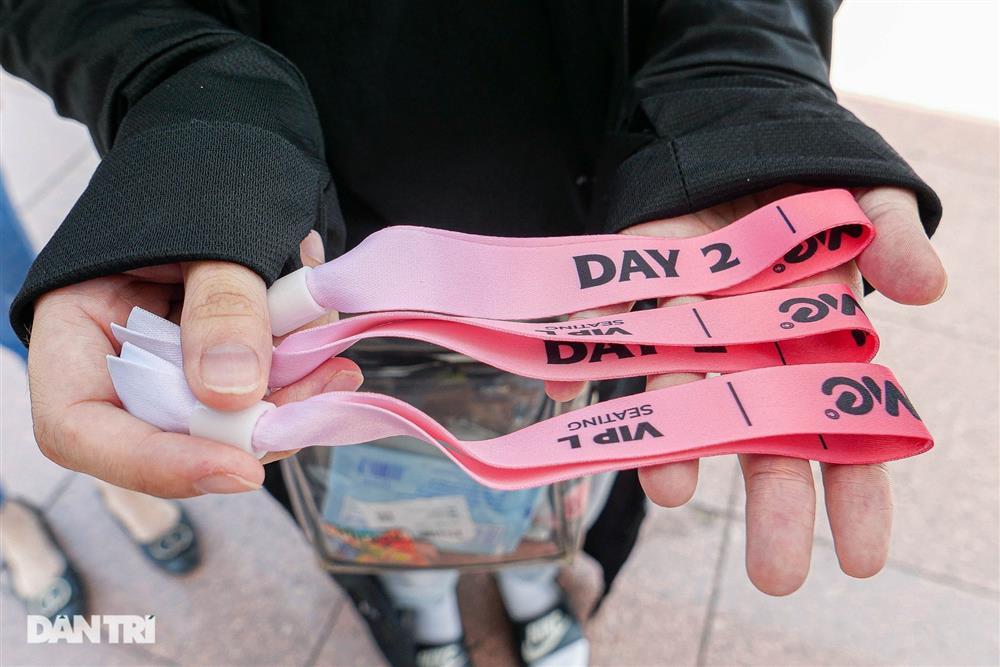 Hàng trăm người đội nắng xếp hàng đổi vòng xem show BlackPink-12