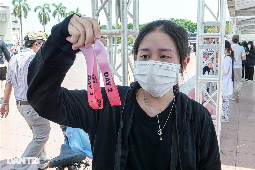 Hàng trăm người đội nắng xếp hàng đổi vòng xem show BlackPink-13