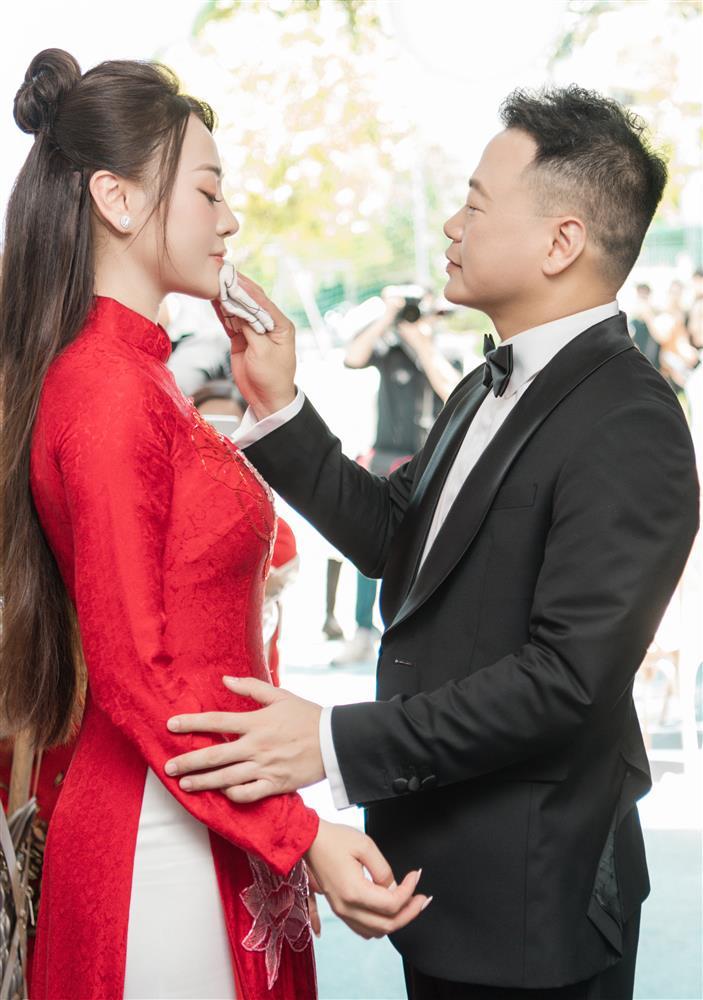 Bố Shark Bình lên sân khấu hát mừng con trai và Phương Oanh-3