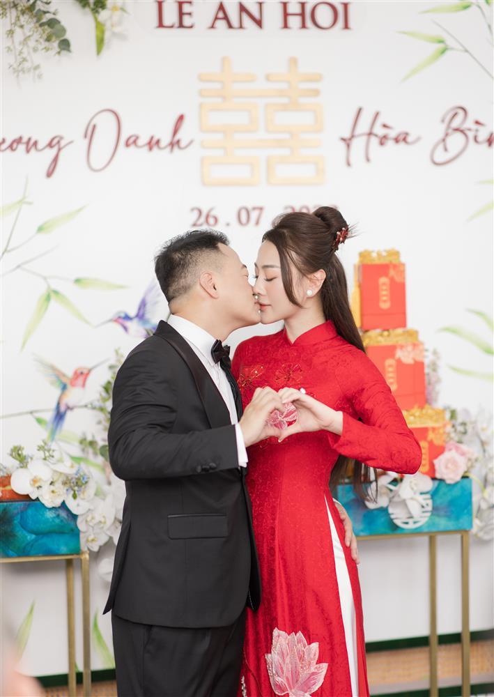 Bố Shark Bình lên sân khấu hát mừng con trai và Phương Oanh-4