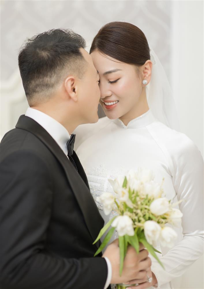 Bố Shark Bình lên sân khấu hát mừng con trai và Phương Oanh-5