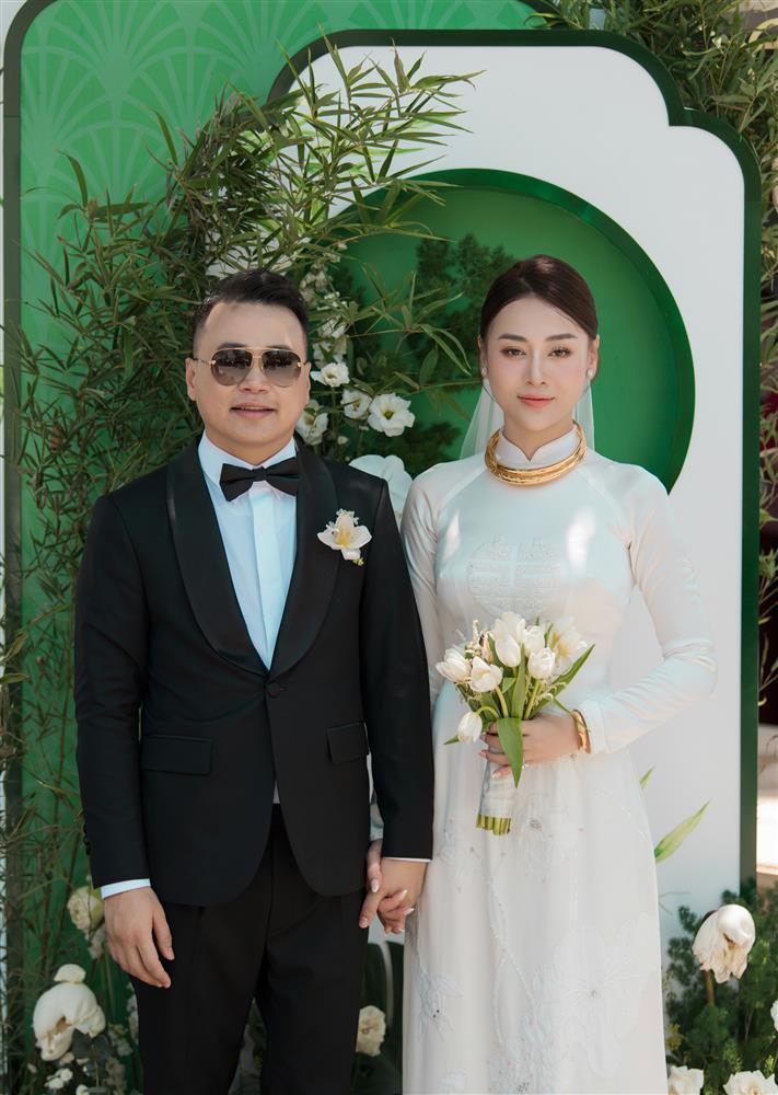 Bố Shark Bình lên sân khấu hát mừng con trai và Phương Oanh-6