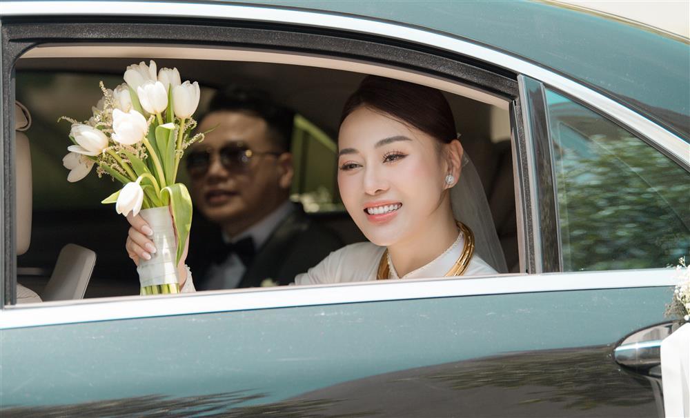 Bố Shark Bình lên sân khấu hát mừng con trai và Phương Oanh-7