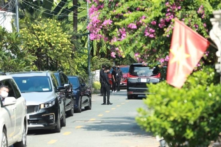 Shark Bình đưa xế sang đi hỏi cưới Phương Oanh, chủ tịch HN FC ngồi xe 83 tỷ rước Hoa hậu-8