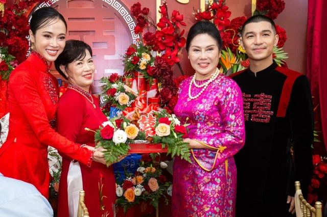 Hé lộ lễ ăn hỏi ngập sắc đỏ mẫu đơn của Vũ Ngọc Anh và Cường Seven-7