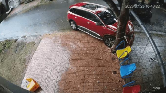 Vụ lái xe VinFast tông liên tiếp xe Peugeot: Tài xế đối diện tội danh gì?-2