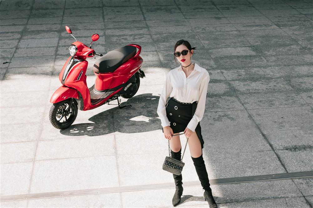 Hoa hậu Thùy Tiên, Mai Phương đẹp khác lạ với trang phục công sở-2