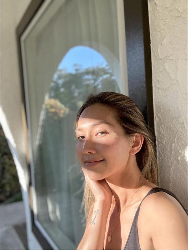 2 loại nước giúp Út Ráng Kim Hiền chống lão hóa, mặt mộc đẹp không kém gái đôi mươi-1