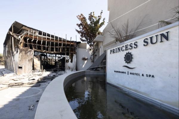 Trải nghiệm kinh hoàng của gia đình người Anh trốn đám cháy rừng trong bộ đồ bơi-2