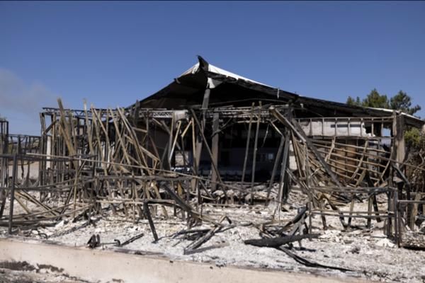 Trải nghiệm kinh hoàng của gia đình người Anh trốn đám cháy rừng trong bộ đồ bơi-3